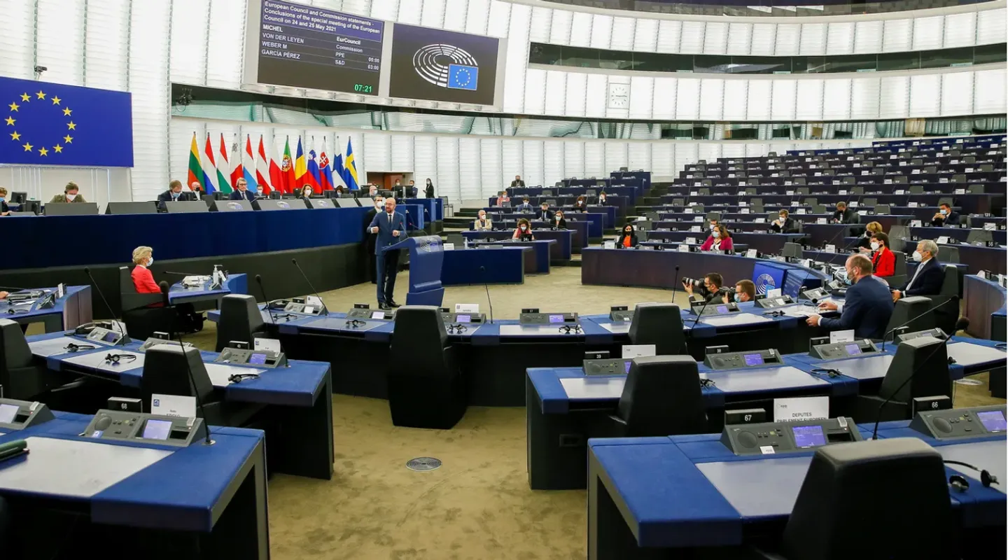 Klublarda onlayn porno tomosha qiling